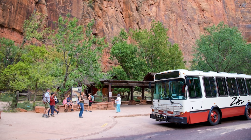 Templo del Sinawava que incluye turismo y también un pequeño grupo de personas