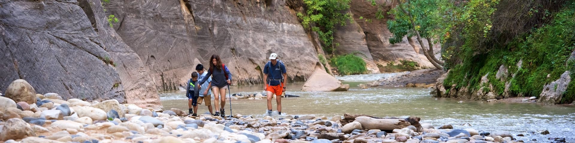 Parc national de Zion montrant rivière ou ruisseau, randonnée ou marche à pied et scènes tranquilles