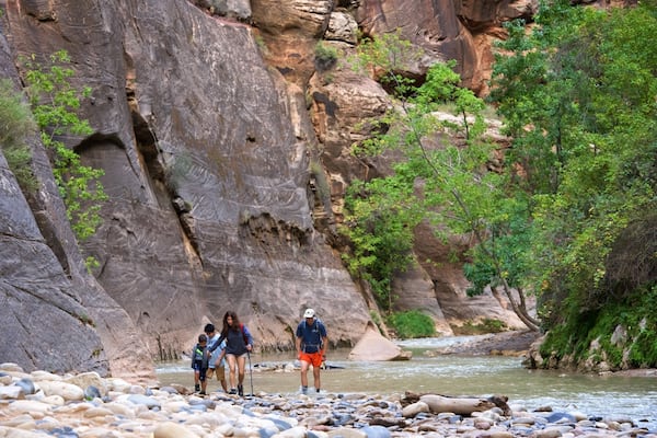 Parc national de Zion montrant rivière ou ruisseau, randonnée ou marche à pied et scènes tranquilles