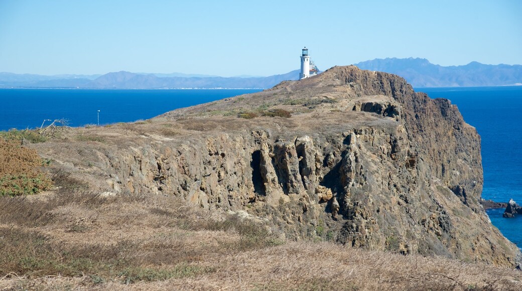 Ventura que incluye un faro y litoral accidentado