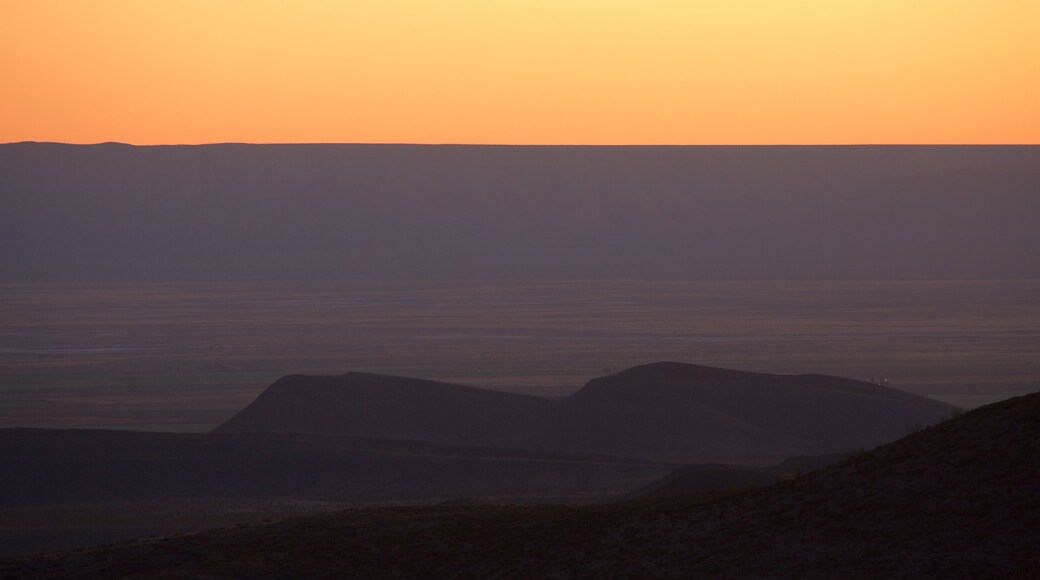 Salt Flat montrant coucher de soleil