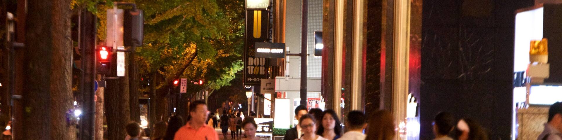 Shinsaibashi showing street scenes