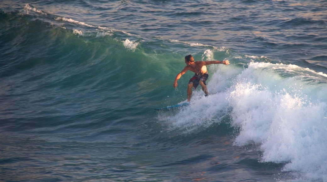 Kailua-Kona ofreciendo surf y también un hombre