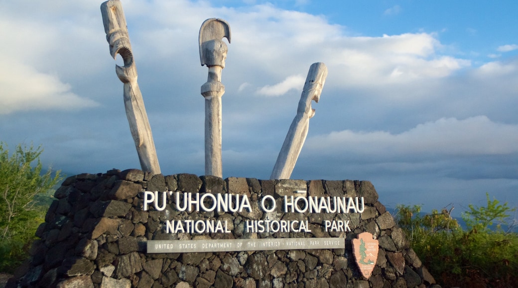 Pu\'uhonua o Honaunau National Historical Park som visar en park