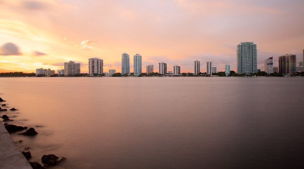 Miami ofreciendo un atardecer, un lago o laguna y horizonte urbano