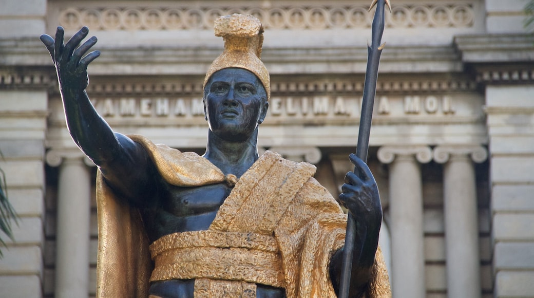 King Kamehameha Statue toont historische architectuur, een standbeeld of beeldhouwwerk en een monument