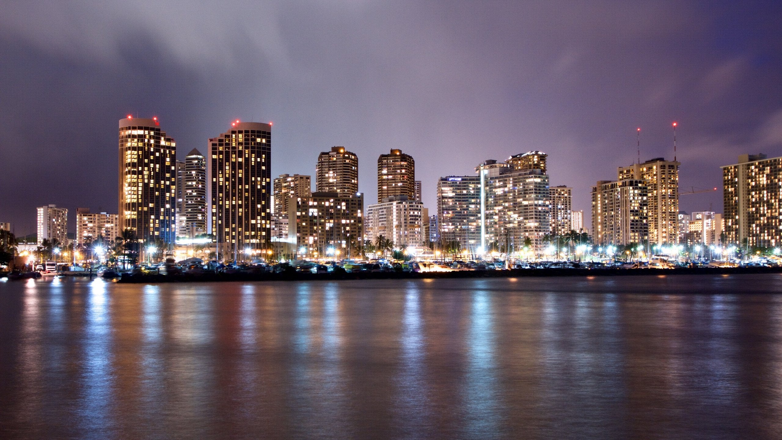 Honolulú ofreciendo escenas nocturnas, una ciudad y horizonte