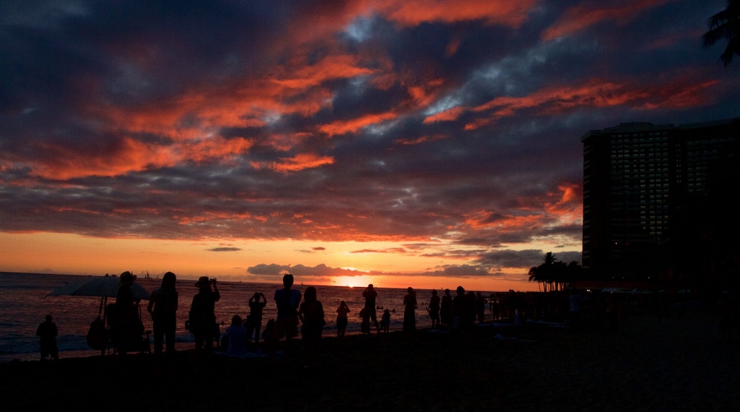 威基基海灘 其中包括 夕陽, 一般的海岸景觀 和 海灘