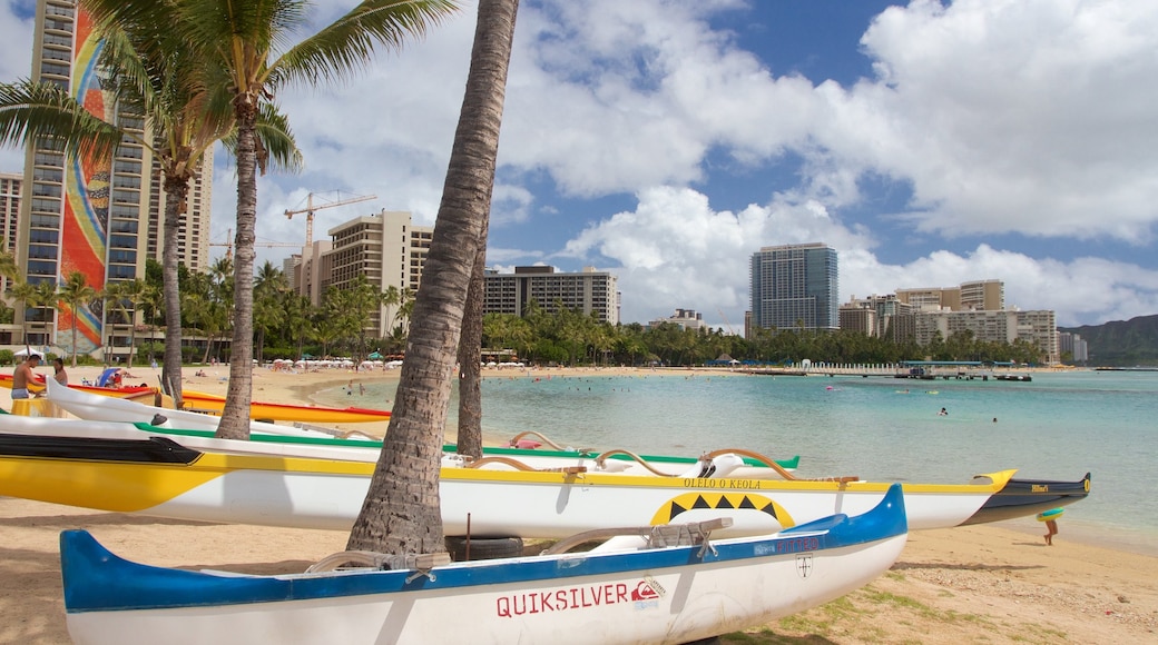 Waikiki Beach toont een zandstrand en algemene kustgezichten