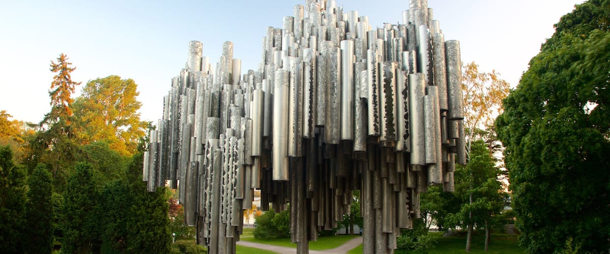 Helsinki johon kuuluu patsas tai veistos ja puutarha