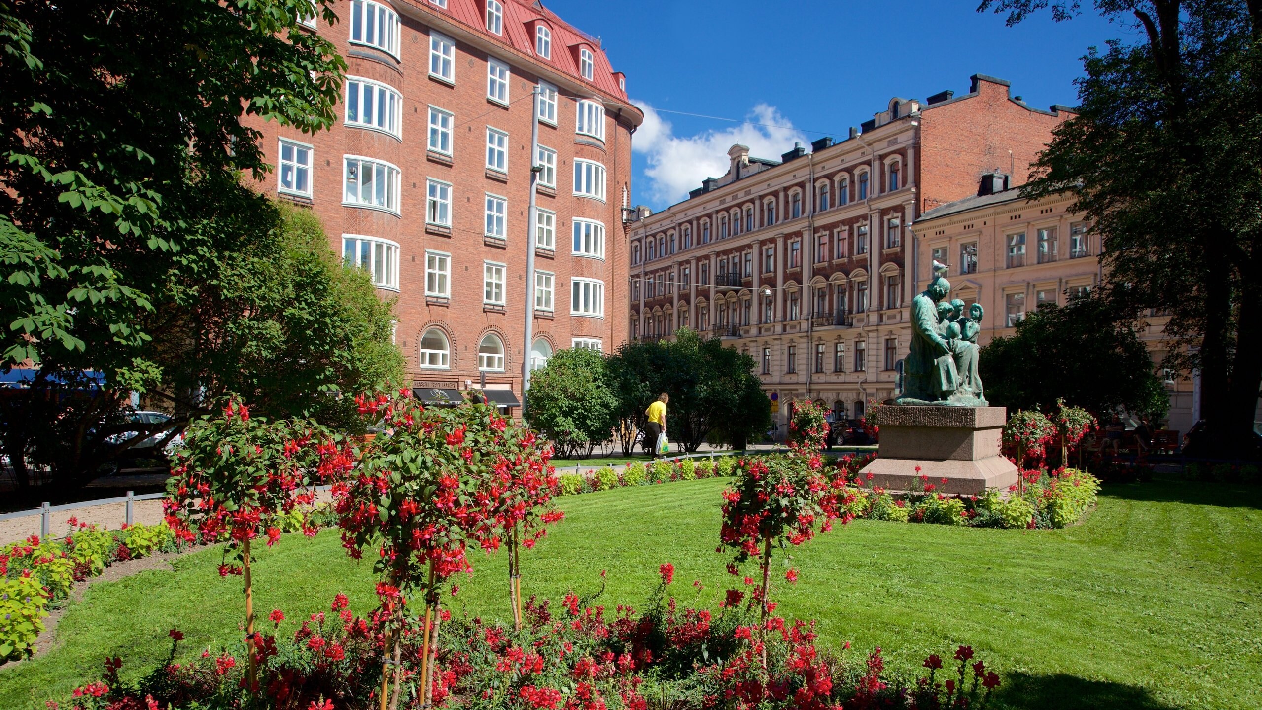 Helsinki mostrando patrimonio de arquitectura y un jardín
