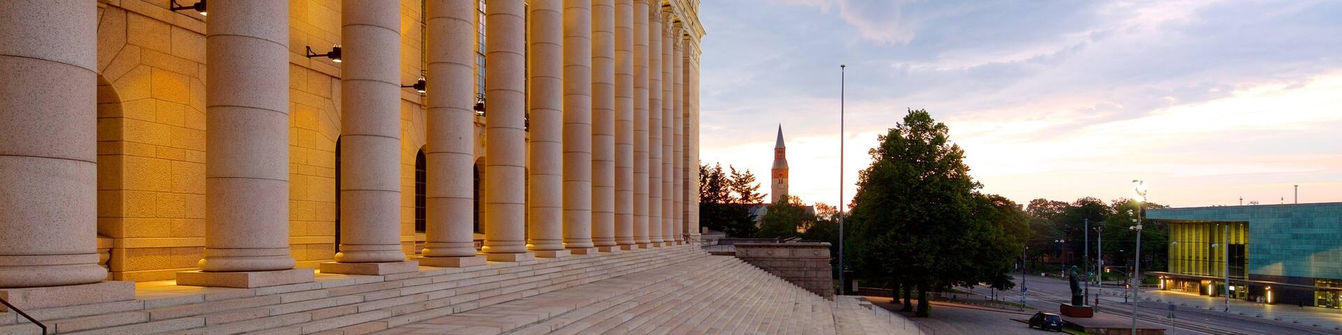 ReichstagsgebÀude mit einem VerwaltungsgebÀude und Sonnenuntergang