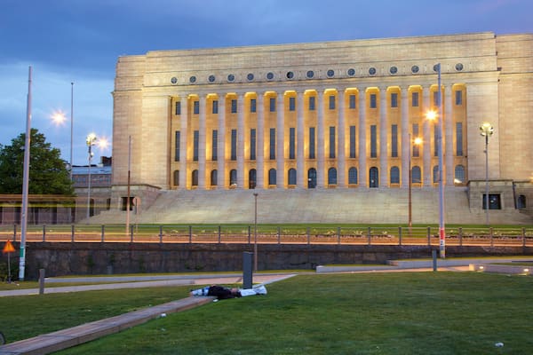 ReichstagsgebÀude mit einem Sonnenuntergang, bei Nacht und VerwaltungsgebÀude