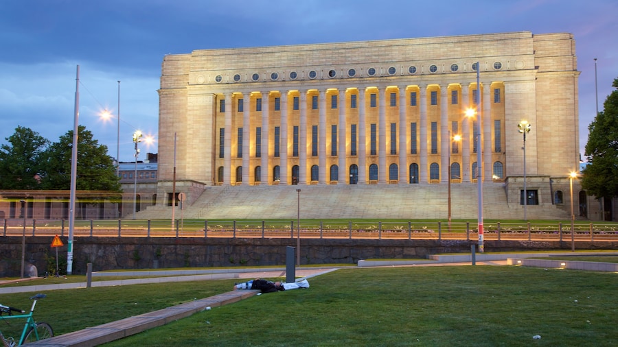 Reichstagsgebäude mit einem Sonnenuntergang, bei Nacht und Verwaltungsgebäude