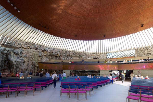 Temppeliaukio-Kirche das einen Kirche oder Kathedrale und Innenansichten