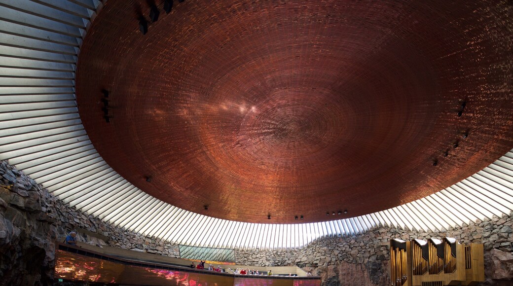 Temppeliaukio kirke som viser innendørs og kirke eller katedral