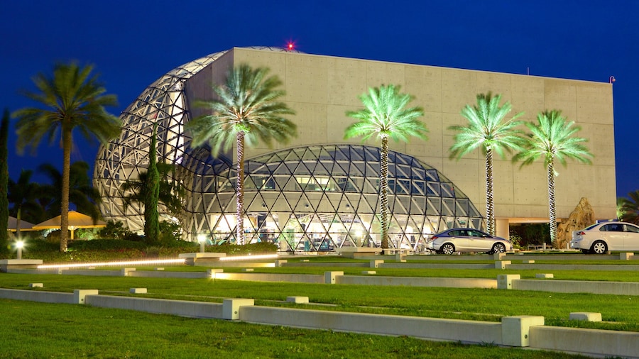 Salvador Dali Museum som visar nattliv och modern arkitektur