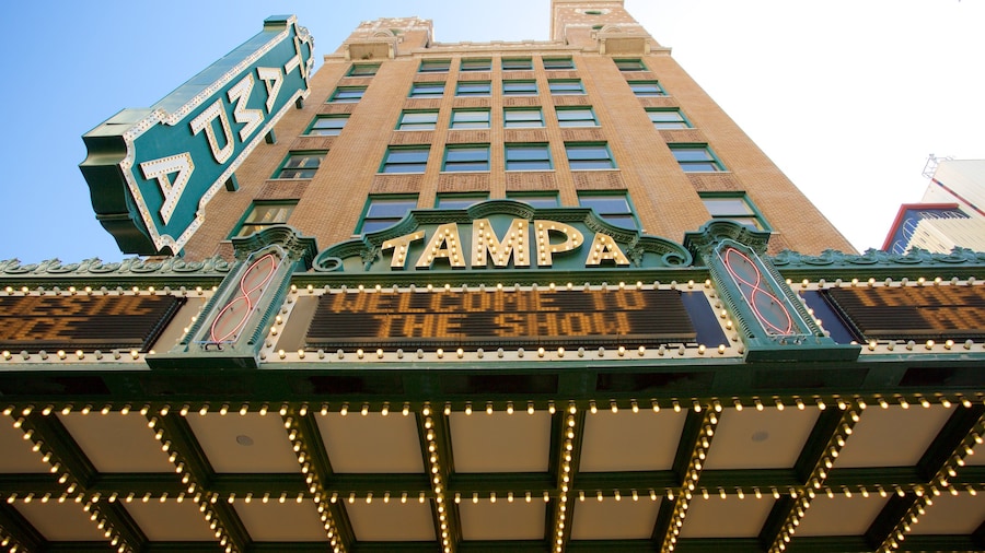 Tampa Theater mostrando sinalização, cenas de teatro e arquitetura de patrimÎnio