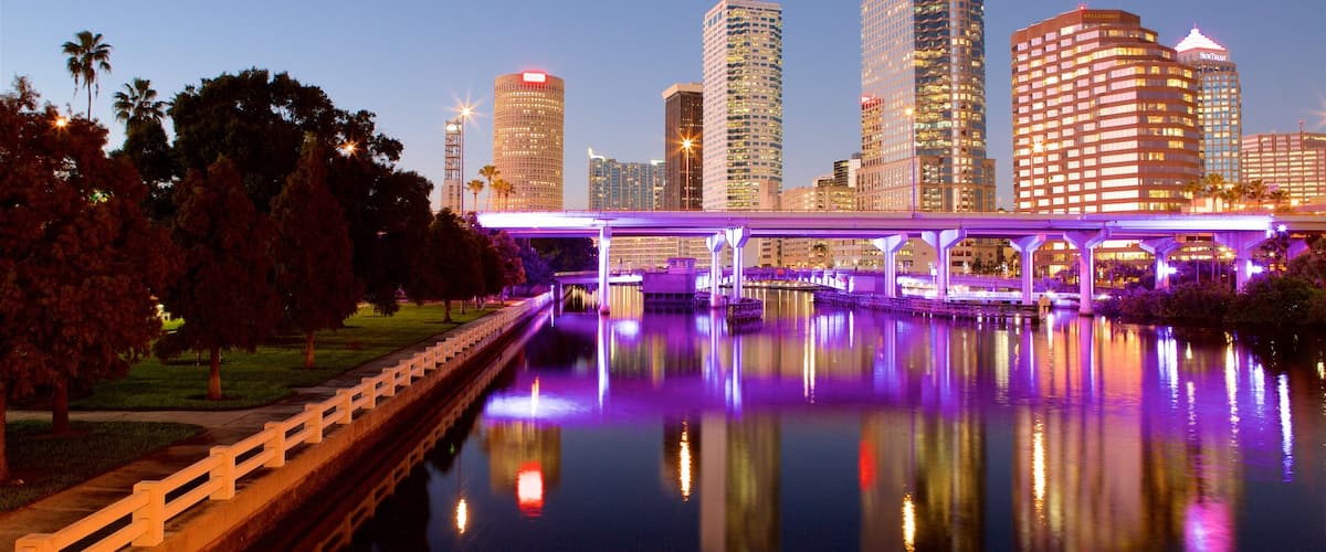 Tampa Bay toont een rivier of beek, nachtleven en skyline