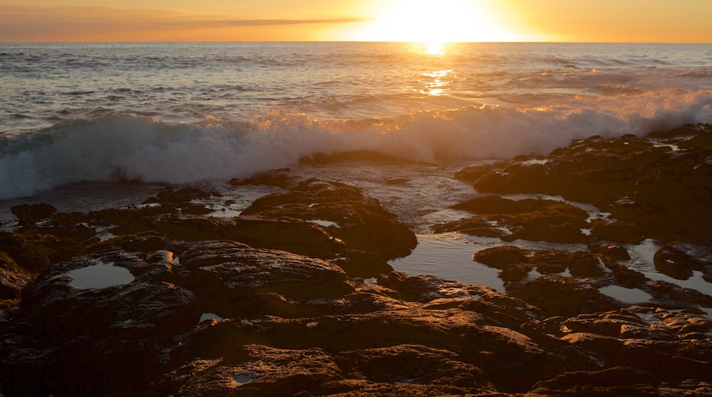 Kailua-Kona som inkluderer solnedgang, strand med småstein og kyst