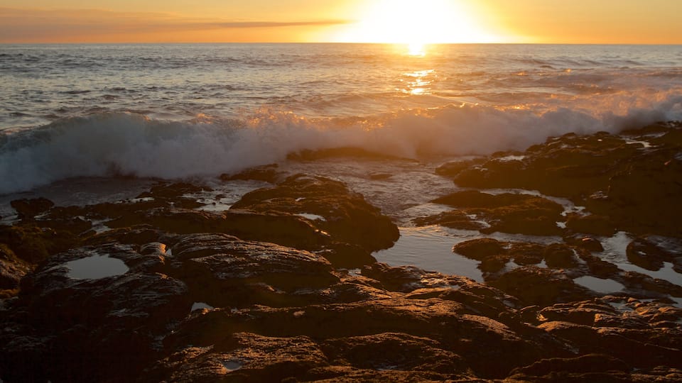 Kailua-Kona qui includes plage de galets, coucher de soleil et vues littorales