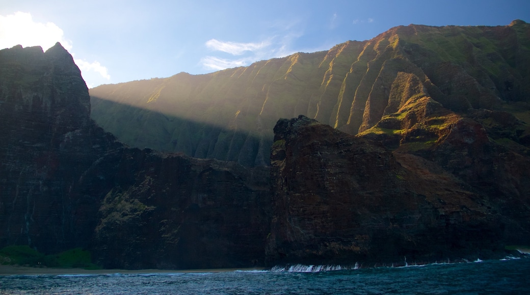 NaPali Coast State Park que inclui um desfiladeiro ou canyon e paisagens litorâneas