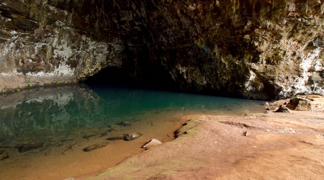 Hanalei caracterizando cavernas