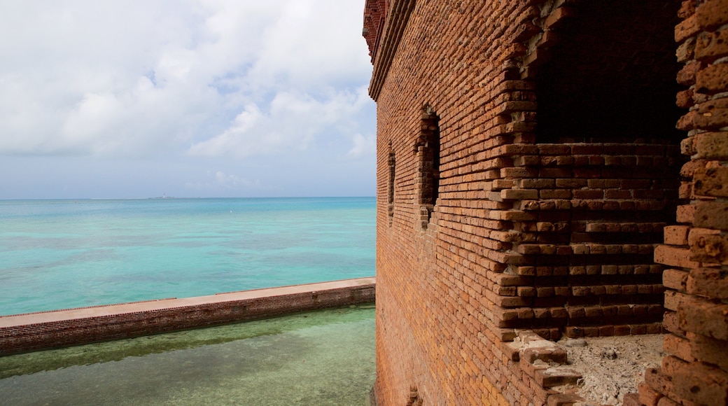 Nationaal park Dry Tortugas bevat algemene kustgezichten en historische architectuur