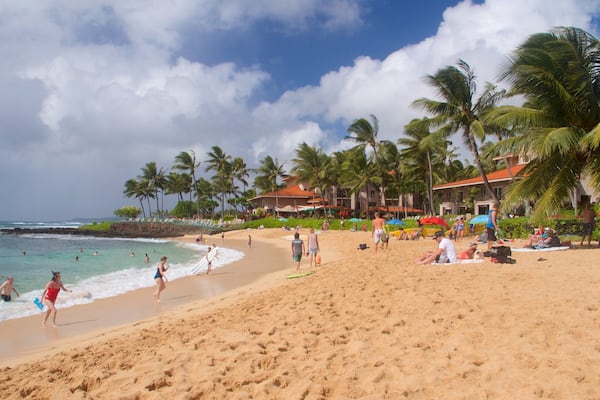 Poipu Beach som visar en sandstrand
