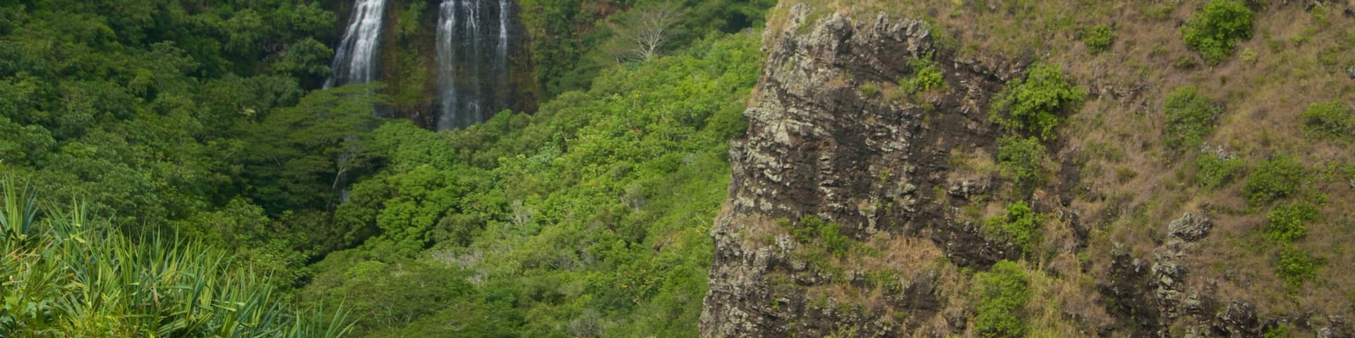 Opaekaa Falls which includes a cascade and mountains