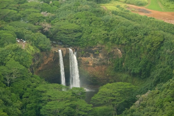 Wailua Falls mettant en vedette cascade et scènes forestières