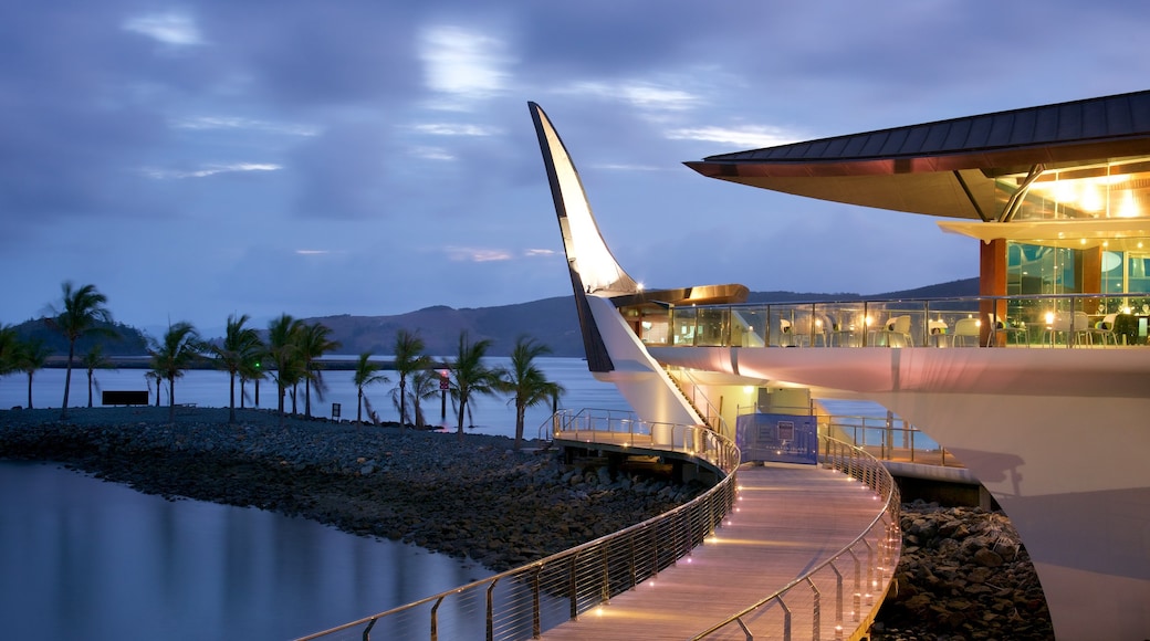 Hamilton Island mostrando vista della costa e paesaggio notturno