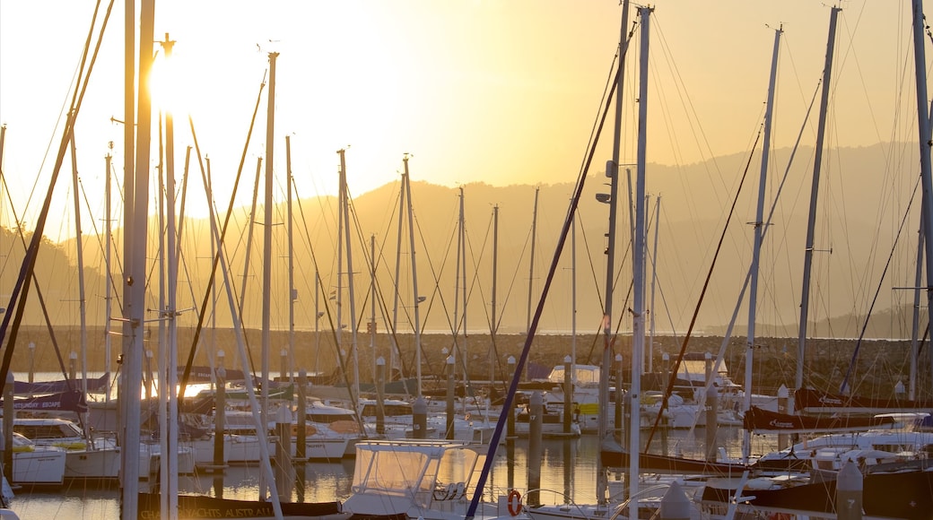 Abell Point Marina caracterizando canoagem, um pôr do sol e uma baía ou porto