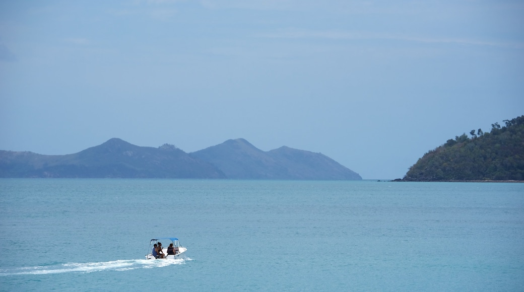 Hamilton Island Marina que incluye vista panorámica, vista general a la costa y botes