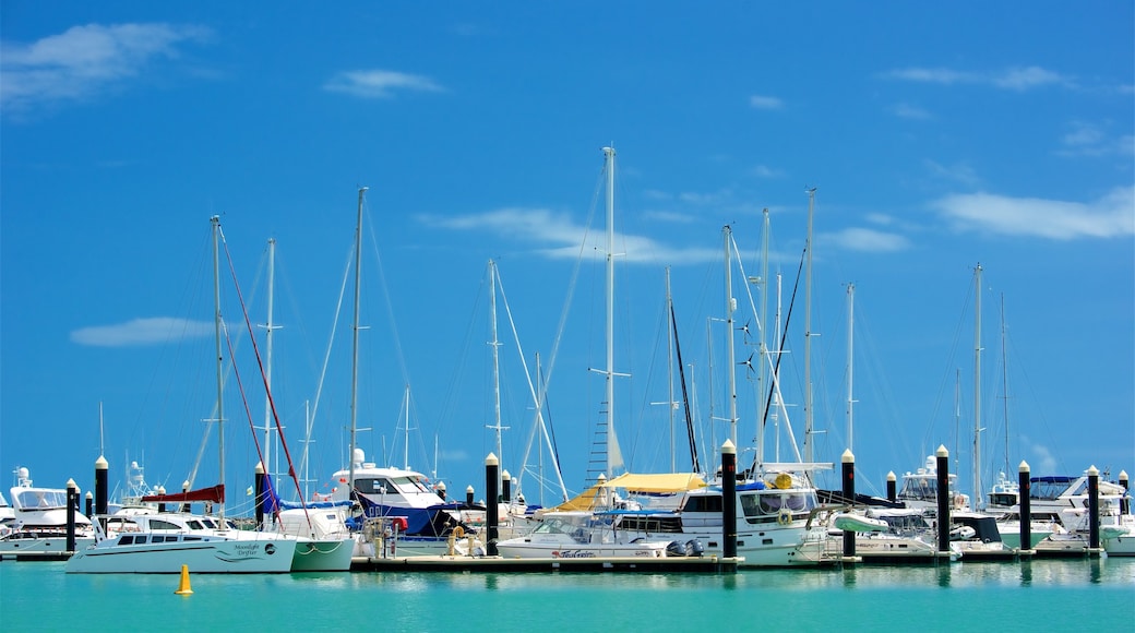 Airlie Beach ofreciendo botes, una bahía o un puerto y velero