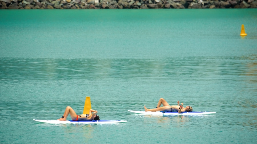 Airlie Beach mostrando vista general a la costa y deportes acuáticos y también una pareja