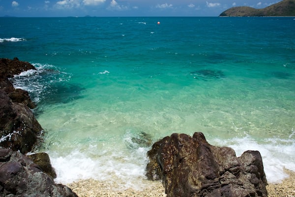 Ile Daydream montrant côte rocheuse, plage de galets et panoramas