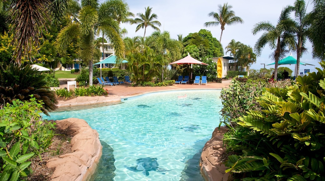 Daydream Island Rejuvenation Day Spa que incluye un hotel de lujo o resort y piscina