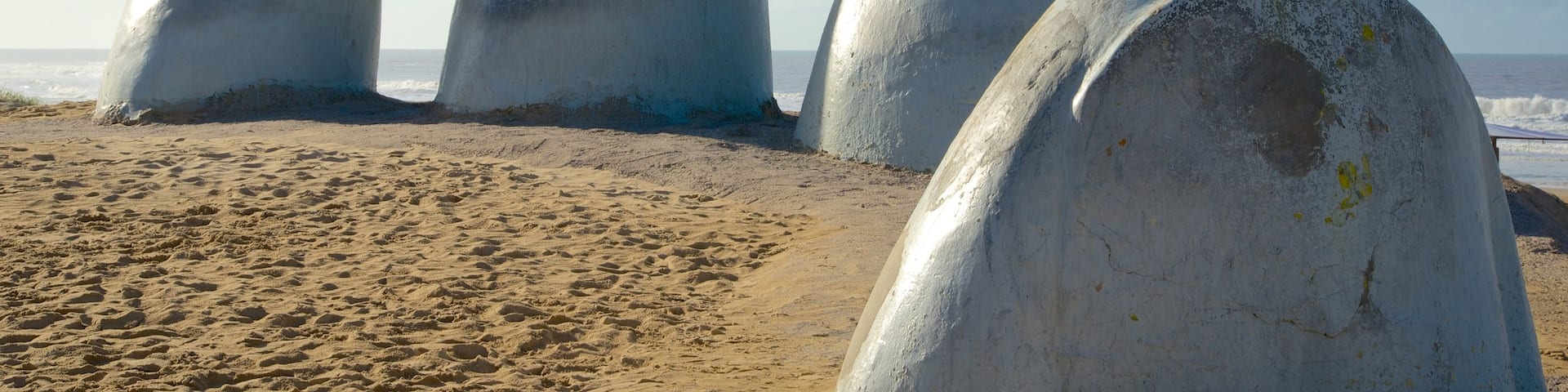 Playa Brava ofreciendo una estatua o escultura, arte al aire libre y vistas generales de la costa