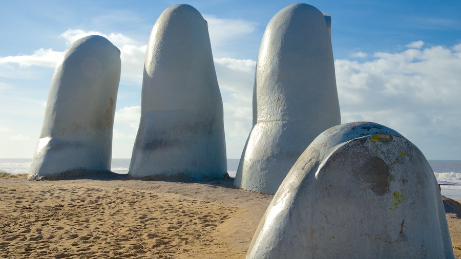 Brava Strand som viser udsigt over kystområde, en statue eller en skulptur og udendørs kunst