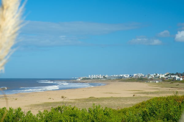Playa Bikini mettant en vedette plage de sable, vues littorales et panoramas