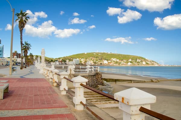 Plage de Piriapolis qui includes panoramas, ville cĂŽtiĂšre et scĂšnes de rue