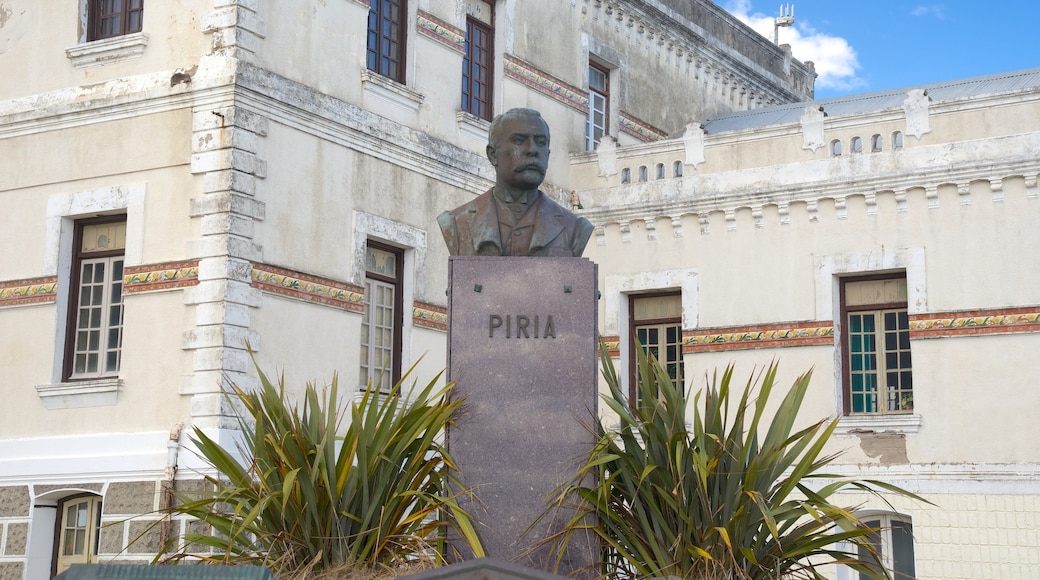 Piriapolis featuring a statue or sculpture, a monument and signage