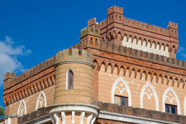 Piriapolis which includes heritage architecture and château or palace