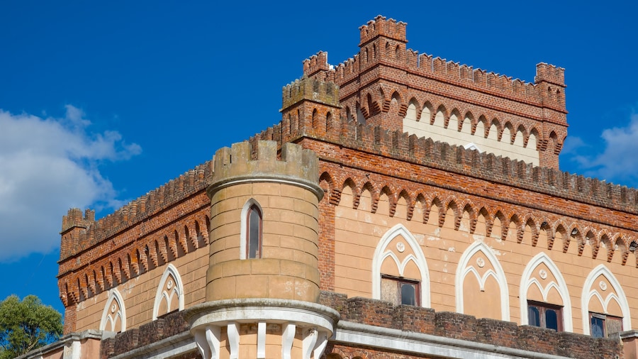 Piriapolis which includes heritage architecture and a castle