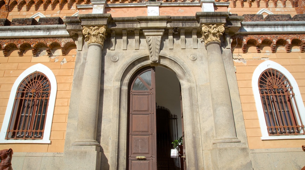 Piriápolis ofreciendo arquitectura patrimonial y castillo o palacio