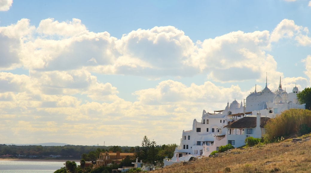 Punta Ballena som viser historisk arkitektur og kystby