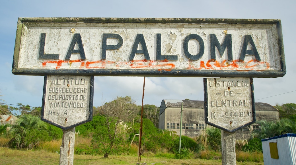 Antigua estación de tren que incluye señalización y una pequeña ciudad o aldea