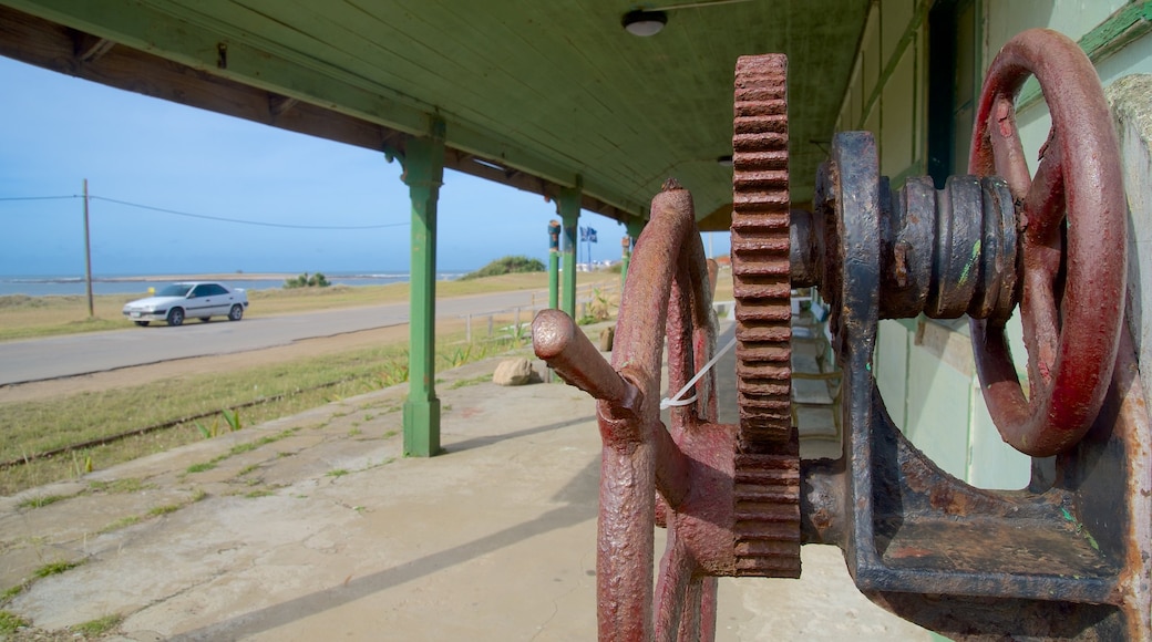 Antigua estación de tren mostrando una pequeña ciudad o aldea