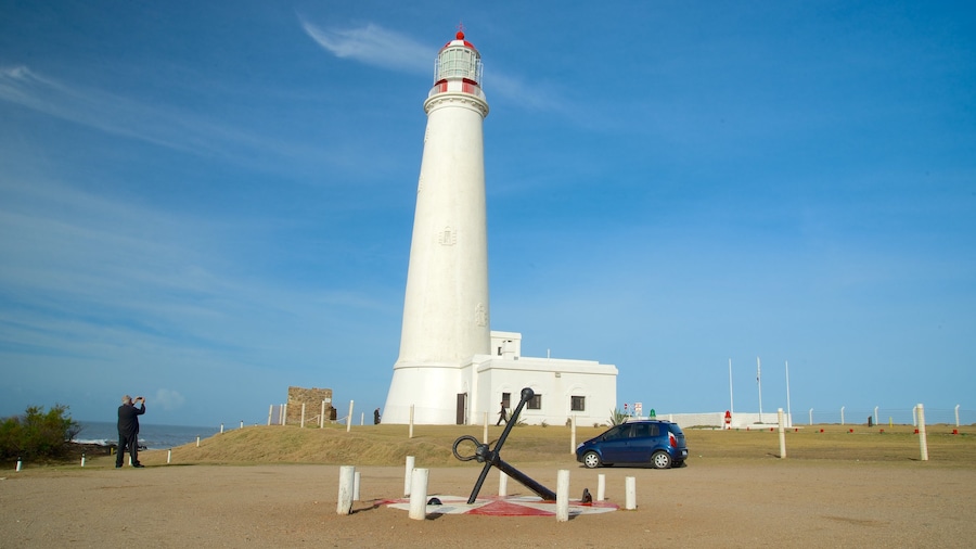 Farol do Cabo de Santa Maria caracterizando um farol assim como um homem sozinho